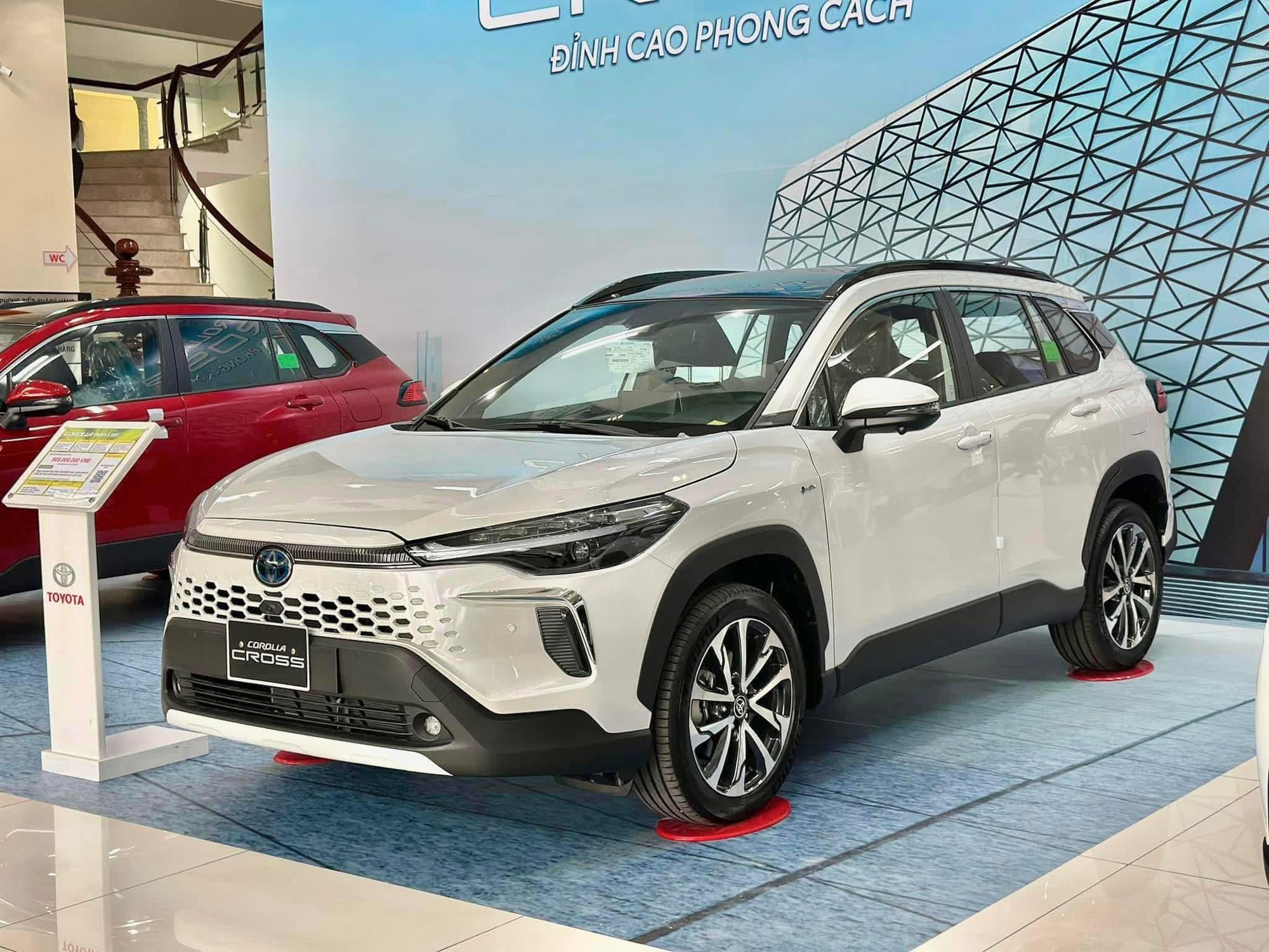 Toyota Corolla Cross giảm giá nhiều nhất 46 triệu đồng: Giá khởi điểm còn 779 triệu, càng làm khó nhóm 'đàn em' Seltos, Creta- Ảnh 1. Toyota Corolla Cross giảm giá nhiều nhất 46 triệu đồng: Giá khởi điểm còn 779 triệu, càng làm khó nhóm 'đàn em' Seltos, Creta- Ảnh 1.