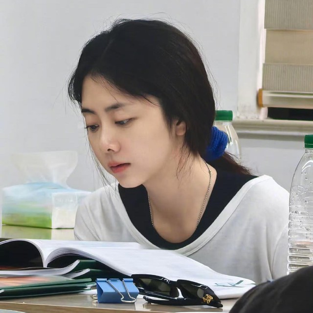 "Nữ thần thanh xuân" 34 tuổi lộ mặt mộc trẻ măng, mê thải độc da bằng 1 thứ có trong tủ lạnh mọi nhà- Ảnh 1. "Nữ thần thanh xuân" 34 tuổi lộ mặt mộc trẻ măng, mê thải độc da bằng 1 thứ có trong tủ lạnh mọi nhà- Ảnh 1.