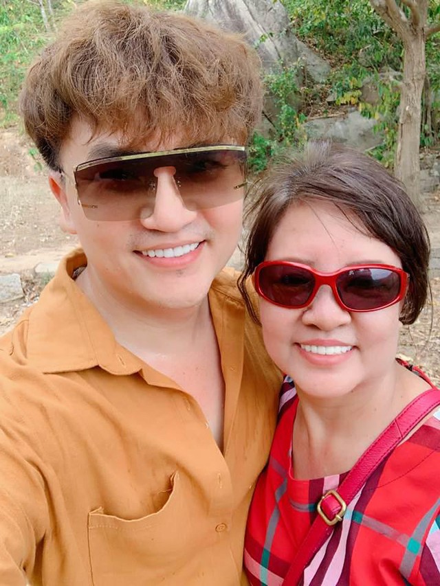 MC Đại Nghĩa có biểu hiện bất thường, đồng nghiệp không dám hỏi han trước 1 ngày mẹ qua đời- Ảnh 2. MC Đại Nghĩa có biểu hiện bất thường, đồng nghiệp không dám hỏi han trước 1 ngày mẹ qua đời- Ảnh 2.