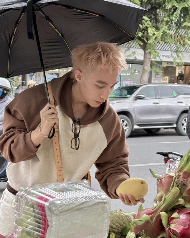 Sơn Tùng đi chợ Bến Thành, nhét xoài, măng cụt vào túi 300 triệu đồng- Ảnh 4. Sơn Tùng đi chợ Bến Thành, nhét xoài, măng cụt vào túi 300 triệu đồng- Ảnh 4.