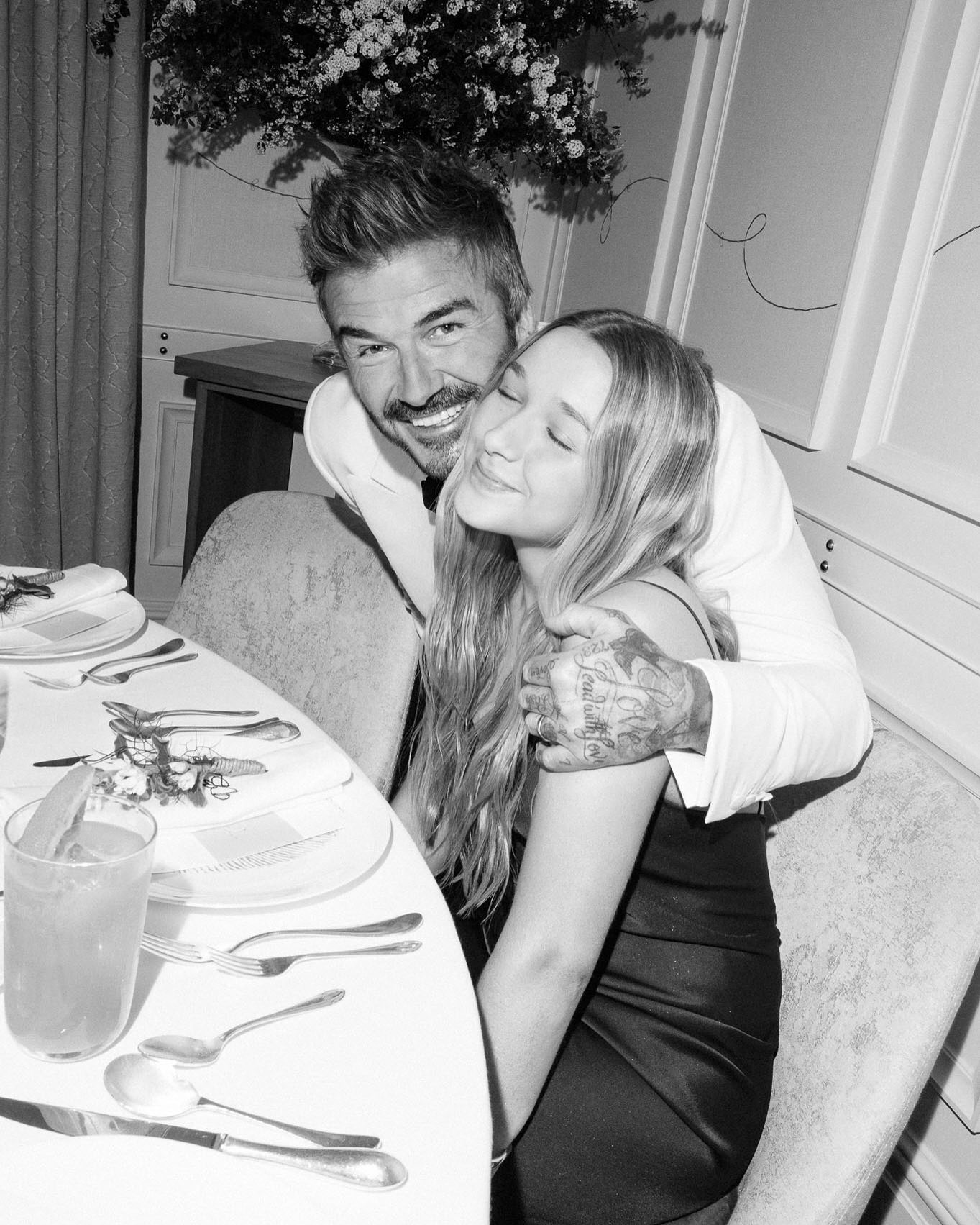 "Tiểu công chúa Hollywood" Harper diện váy đỏ nổi bật, chiếm trọn hào quang trong tiệc xa hoa của David Beckham- Ảnh 3. "Tiểu công chúa Hollywood" Harper diện váy đỏ nổi bật, chiếm trọn hào quang trong tiệc xa hoa của David Beckham- Ảnh 3.