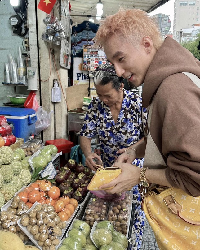 Sơn Tùng đi chợ Bến Thành, nhét xoài, măng cụt vào túi 300 triệu đồng- Ảnh 1. Sơn Tùng đi chợ Bến Thành, nhét xoài, măng cụt vào túi 300 triệu đồng- Ảnh 1.