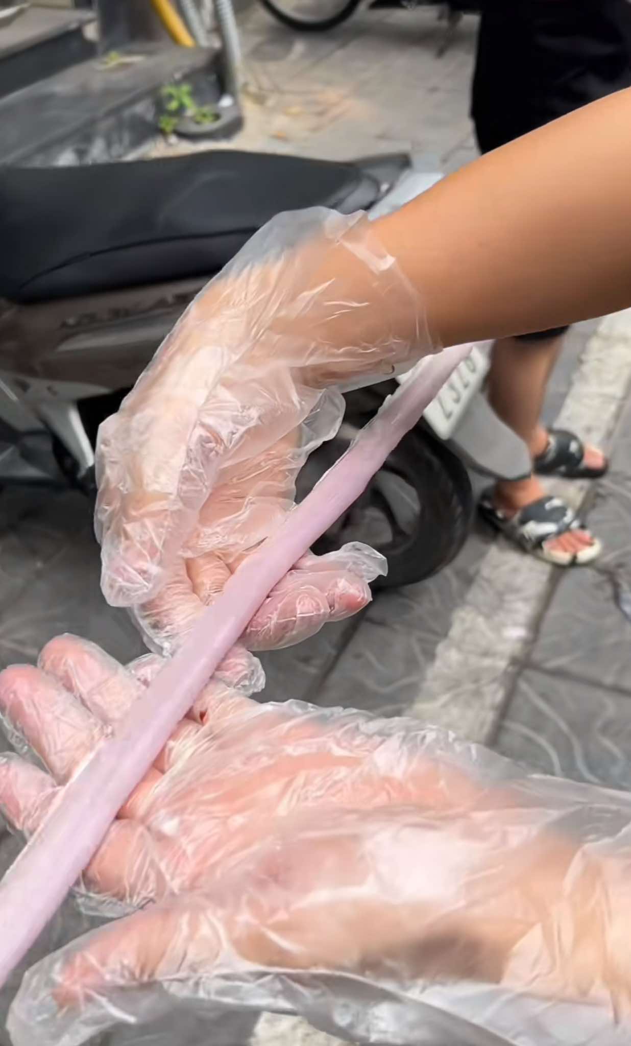 Thế Lòng Se Điếu - người khoe cỗ lòng se điếu dài tới 40m nổi lên giữa tranh cãi, là ai?- Ảnh 4. Thế Lòng Se Điếu - người khoe cỗ lòng se điếu dài tới 40m nổi lên giữa tranh cãi, là ai?- Ảnh 4.