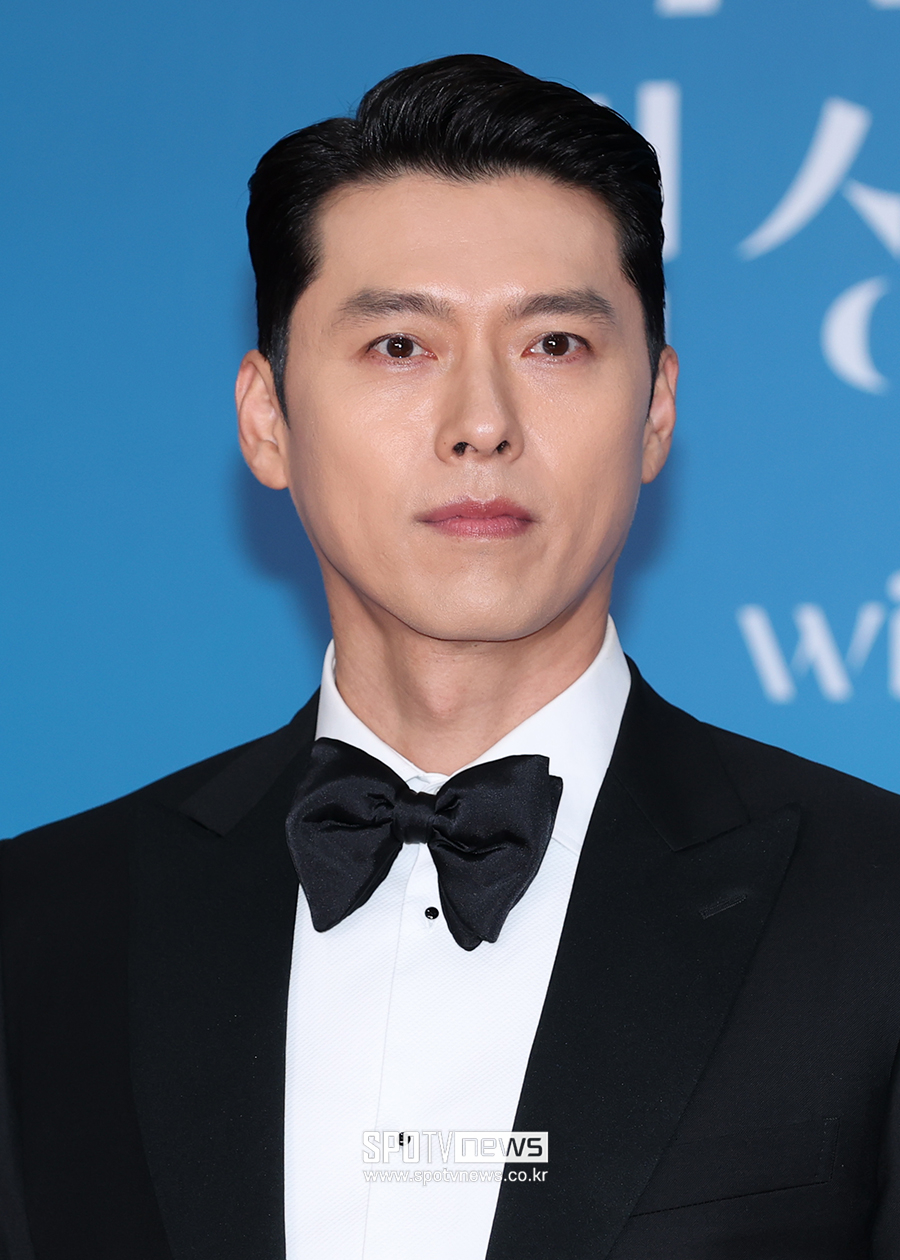 Lộ lý do Hyun Bin "mặt lạnh như tiền" suốt thảm đỏ Baeksang: Có liên quan đến vấn đề lão hóa?- Ảnh 3. Lộ lý do Hyun Bin "mặt lạnh như tiền" suốt thảm đỏ Baeksang: Có liên quan đến vấn đề lão hóa?- Ảnh 3.