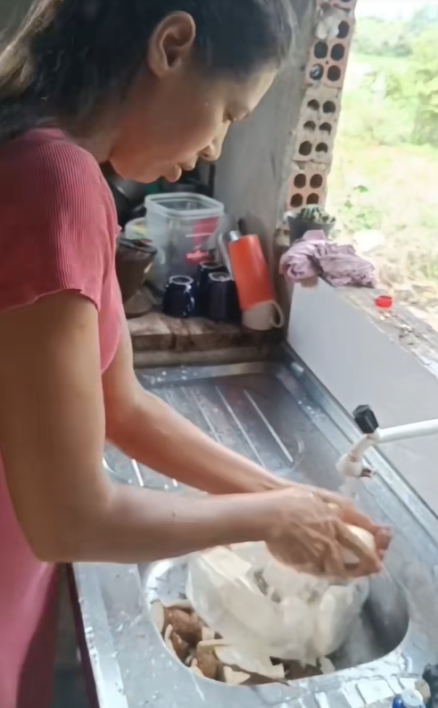 Clip có mở bài hoang mang, thân bài và kết bài hoang đường khiến 35 triệu người không thể dừng xem- Ảnh 1. Clip có mở bài hoang mang, thân bài và kết bài hoang đường khiến 35 triệu người không thể dừng xem- Ảnh 1.