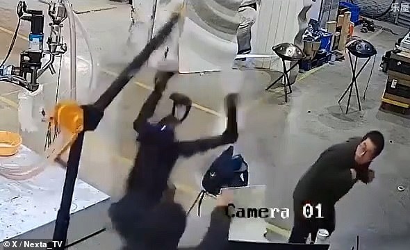 Video sốc: Robot nổi loạn, lao vào tấn công kỹ sư vận hành để "đòi tự do"- Ảnh 1. Video sốc: Robot nổi loạn, lao vào tấn công kỹ sư vận hành để "đòi tự do"- Ảnh 1.