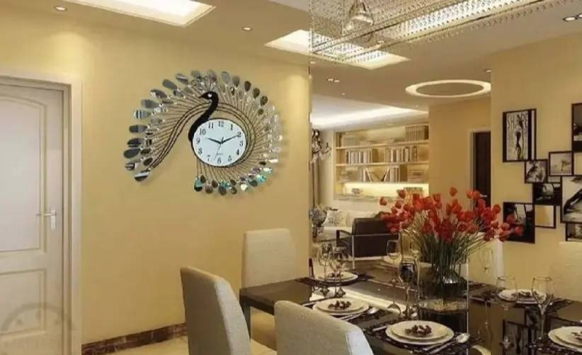 Thầy phong thủy đến chơi nhà, thấy đồng hồ treo ở vị trí này thì lắc đầu: Thầy phong thủy đến chơi nhà, thấy đồng hồ treo ở vị trí này thì lắc đầu: