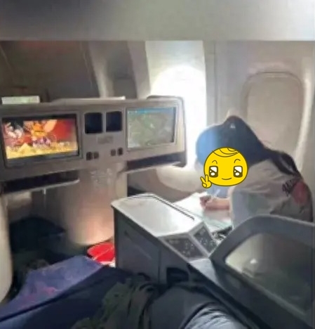Cả cõi mạng ngơ ngác trước loạt hình ảnh được chụp trên máy bay của các em bé nhà giàu- Ảnh 4. Cả cõi mạng ngơ ngác trước loạt hình ảnh được chụp trên máy bay của các em bé nhà giàu- Ảnh 4.