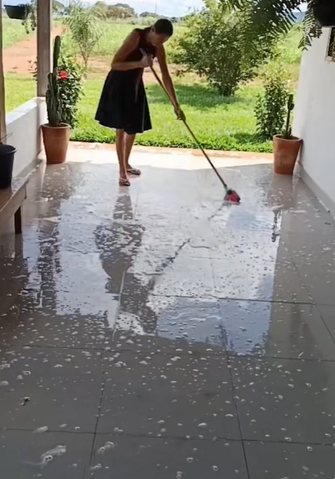 Clip có mở bài hoang mang, thân bài và kết bài hoang đường khiến 35 triệu người không thể dừng xem- Ảnh 5. Clip có mở bài hoang mang, thân bài và kết bài hoang đường khiến 35 triệu người không thể dừng xem- Ảnh 5.