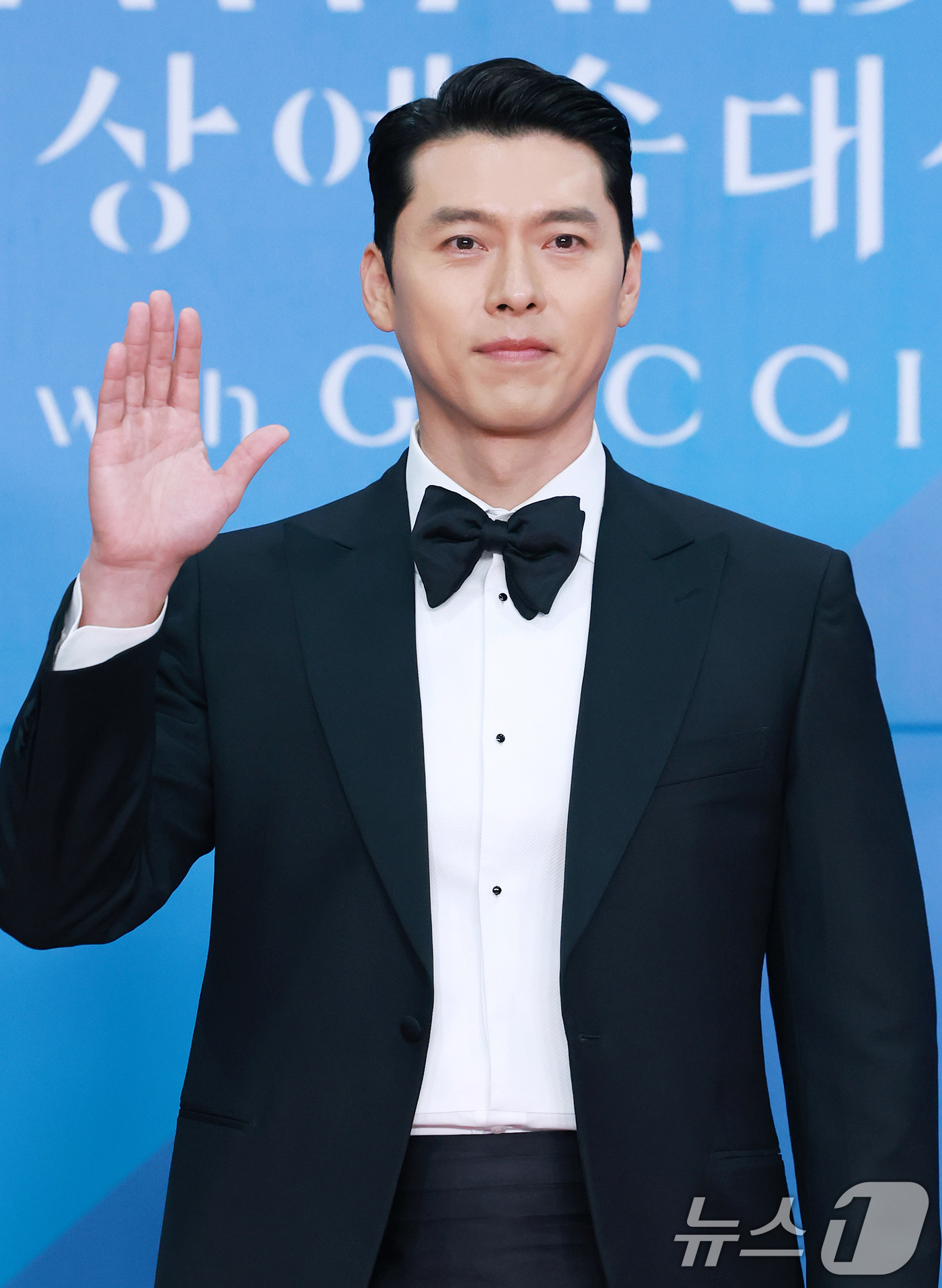 Lộ lý do Hyun Bin "mặt lạnh như tiền" suốt thảm đỏ Baeksang: Có liên quan đến vấn đề lão hóa?- Ảnh 2. Lộ lý do Hyun Bin "mặt lạnh như tiền" suốt thảm đỏ Baeksang: Có liên quan đến vấn đề lão hóa?- Ảnh 2.