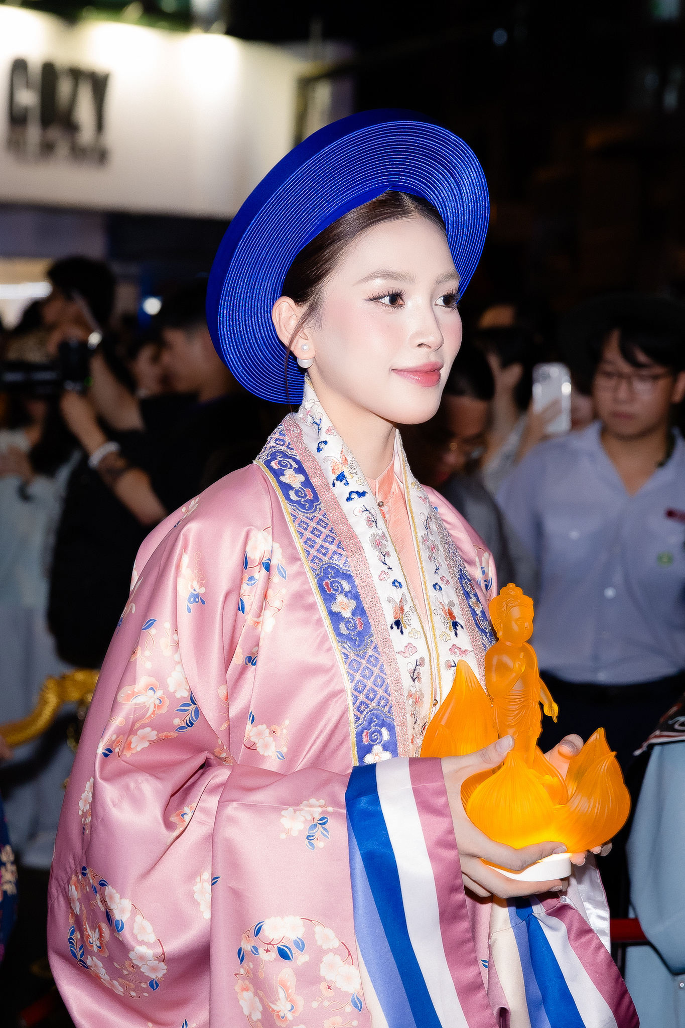 Hoa hậu Tiểu Vy bị tóm cận visual Hoa hậu Tiểu Vy bị tóm cận visual
