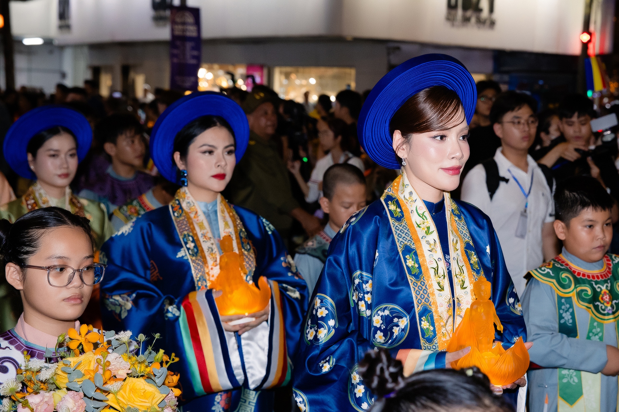 Hoa hậu Tiểu Vy bị tóm cận visual Hoa hậu Tiểu Vy bị tóm cận visual