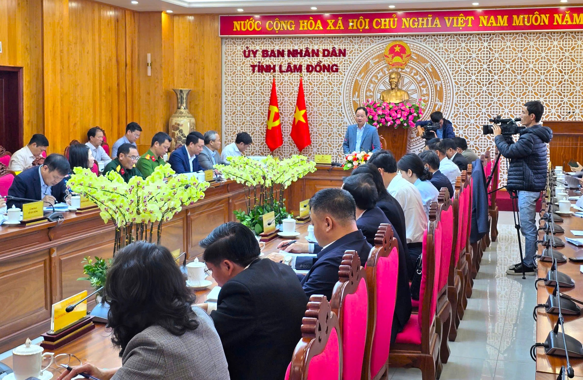 Lâm Đồng: Sẽ xem xét đình chỉ chức vụ chủ tịch huyện nếu chậm triển khai dự án cao tốc- Ảnh 1. Lâm Đồng: Sẽ xem xét đình chỉ chức vụ chủ tịch huyện nếu chậm triển khai dự án cao tốc- Ảnh 1.