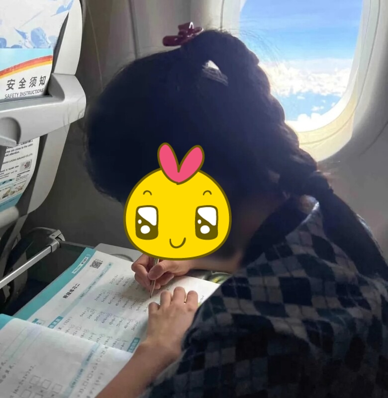 Cả cõi mạng ngơ ngác trước loạt hình ảnh được chụp trên máy bay của các em bé nhà giàu- Ảnh 6. Cả cõi mạng ngơ ngác trước loạt hình ảnh được chụp trên máy bay của các em bé nhà giàu- Ảnh 6.