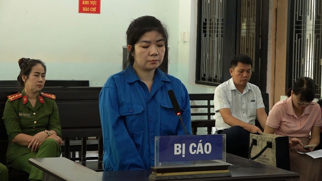 Đưa điện thoại cho nhân viên ngân hàng khi giao dịch, nhiều người bị lừa- Ảnh 1.