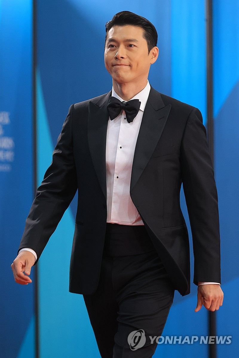 Lộ lý do Hyun Bin "mặt lạnh như tiền" suốt thảm đỏ Baeksang: Có liên quan đến vấn đề lão hóa?- Ảnh 5. Lộ lý do Hyun Bin "mặt lạnh như tiền" suốt thảm đỏ Baeksang: Có liên quan đến vấn đề lão hóa?- Ảnh 5.