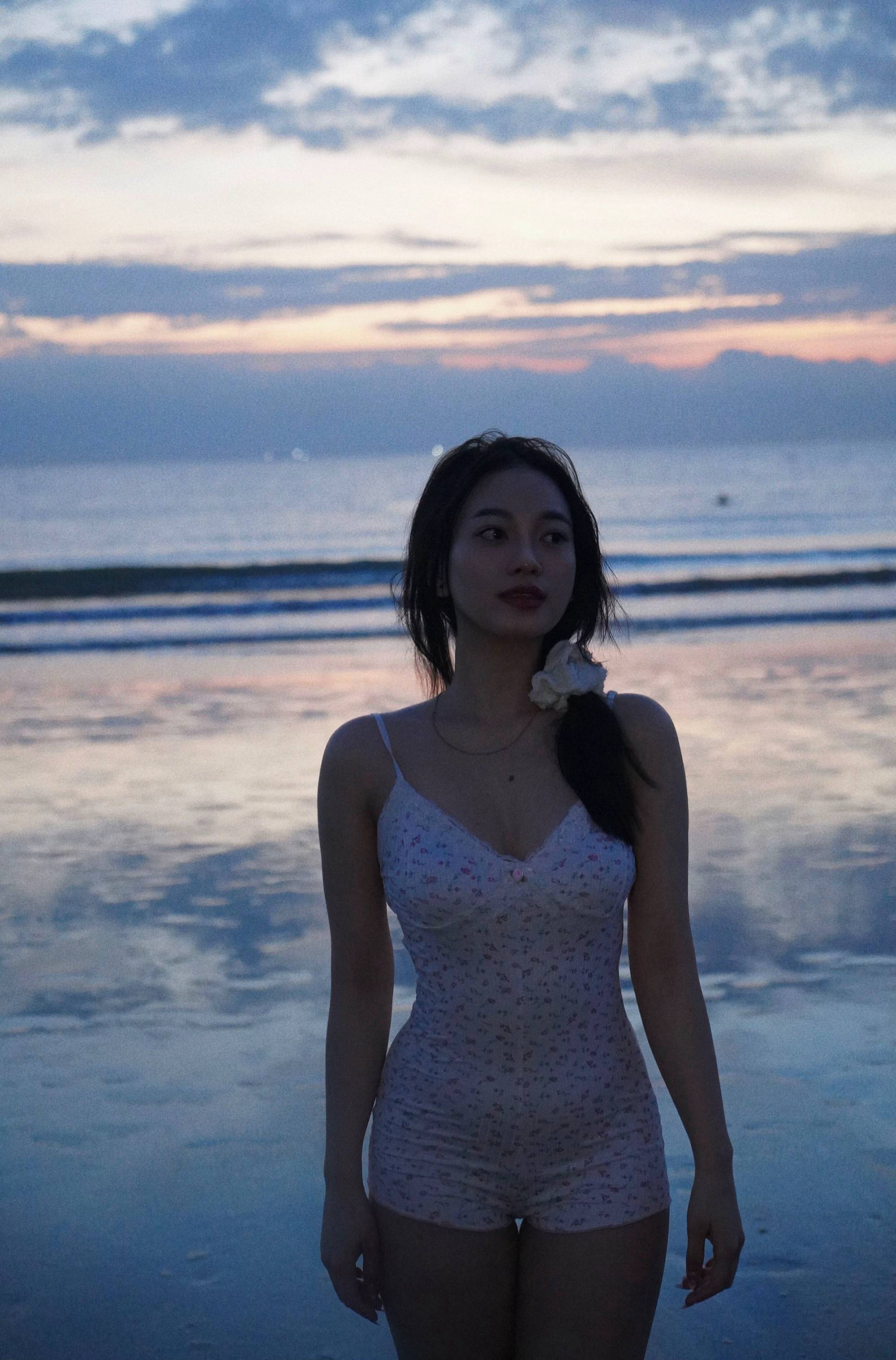 Vợ mới cưới của Hồ Văn Cường khoe visual nét căng, vóc dáng diện bikini đi biển mới gây xôn xao- Ảnh 3. Vợ mới cưới của Hồ Văn Cường khoe visual nét căng, vóc dáng diện bikini đi biển mới gây xôn xao- Ảnh 3.