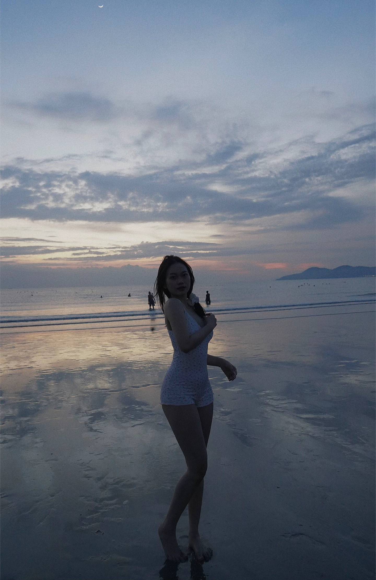 Vợ mới cưới của Hồ Văn Cường khoe visual nét căng, vóc dáng diện bikini đi biển mới gây xôn xao- Ảnh 4. Vợ mới cưới của Hồ Văn Cường khoe visual nét căng, vóc dáng diện bikini đi biển mới gây xôn xao- Ảnh 4.