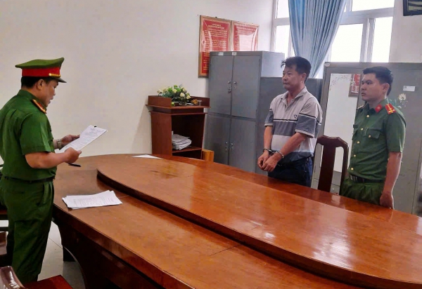 Bắt tạm giam 2 cha con Nhan Hải Duy liên quan đến một phụ nữ- Ảnh 1. Bắt tạm giam 2 cha con Nhan Hải Duy liên quan đến một phụ nữ- Ảnh 1.