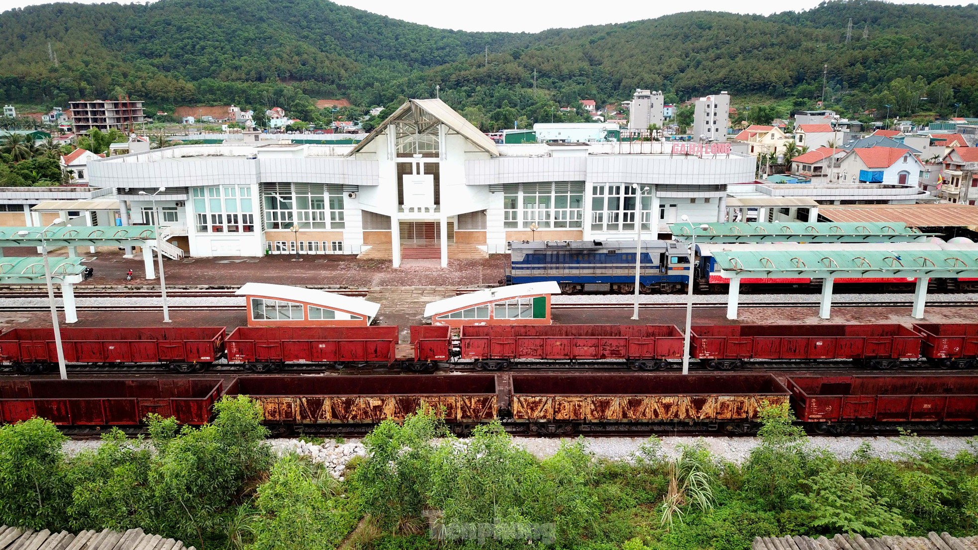Ảnh: Tuyến đường sắt cao tốc đầu tiên ở Việt Nam 'đắp chiếu' gần 20 năm sẽ được giải cứu bằng tàu 300km/h?- Ảnh 5. Ảnh: Tuyến đường sắt cao tốc đầu tiên ở Việt Nam 'đắp chiếu' gần 20 năm sẽ được giải cứu bằng tàu 300km/h?- Ảnh 5.