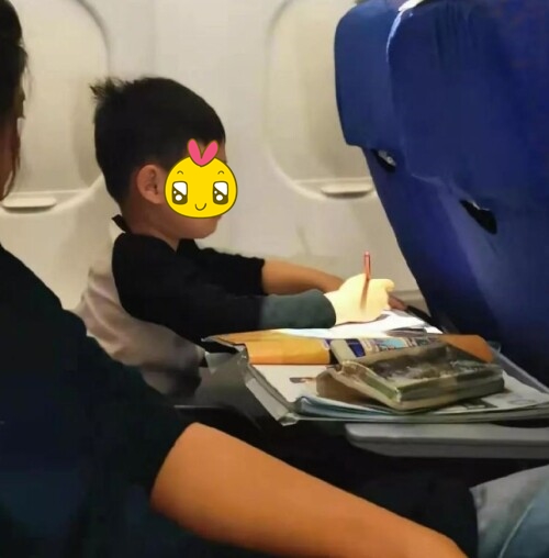 Cả cõi mạng ngơ ngác trước loạt hình ảnh được chụp trên máy bay của các em bé nhà giàu- Ảnh 1. Cả cõi mạng ngơ ngác trước loạt hình ảnh được chụp trên máy bay của các em bé nhà giàu- Ảnh 1.
