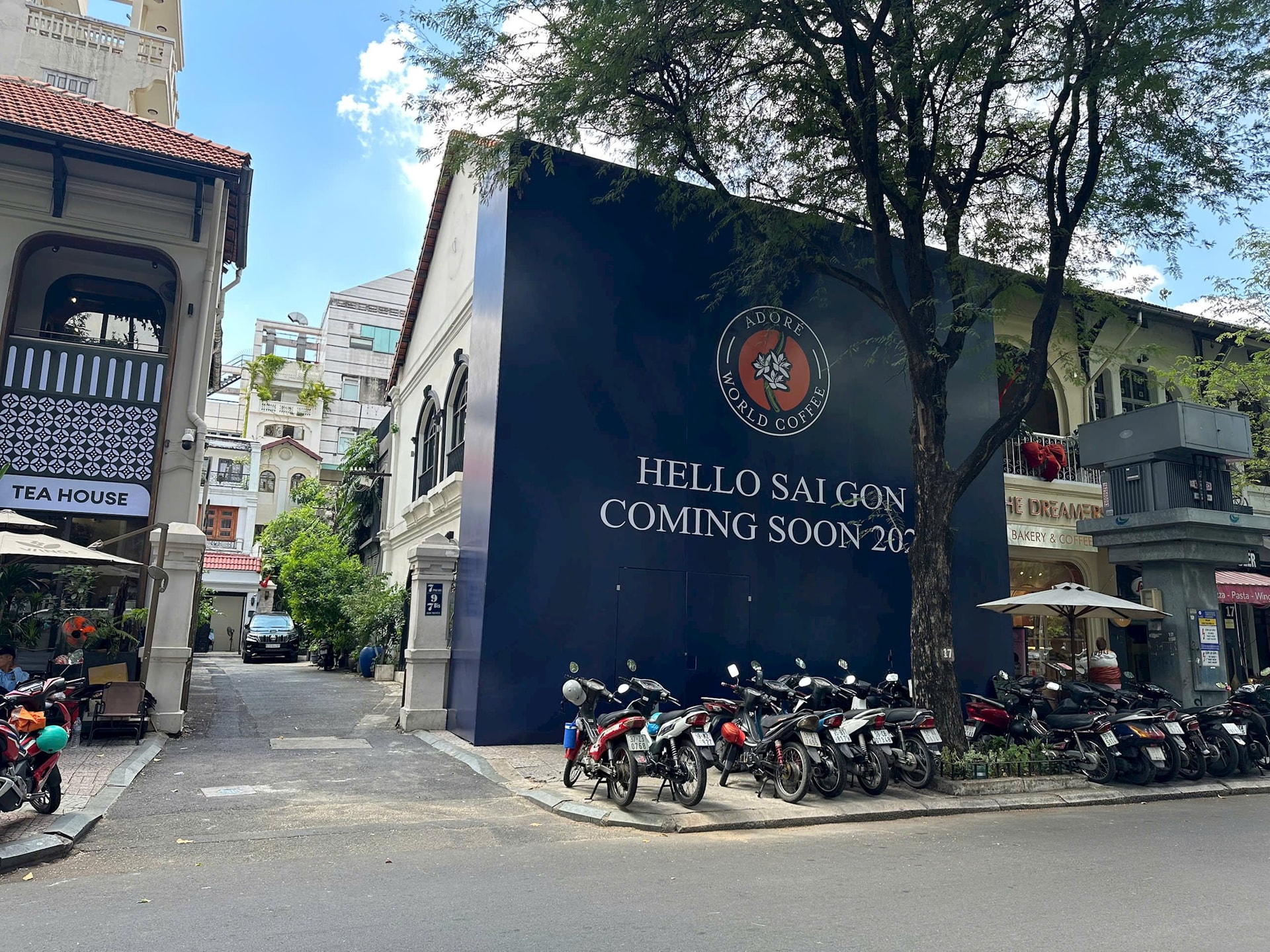Chủ nhà 'mất' 5,6 tỷ sau 8 tháng bỏ trống mặt bằng Starbucks Reserve Hàn Thuyên: Danh tính 'đại gia' cứu tinh mới lộ diện- Ảnh 2. Chủ nhà 'mất' 5,6 tỷ sau 8 tháng bỏ trống mặt bằng Starbucks Reserve Hàn Thuyên: Danh tính 'đại gia' cứu tinh mới lộ diện- Ảnh 2.