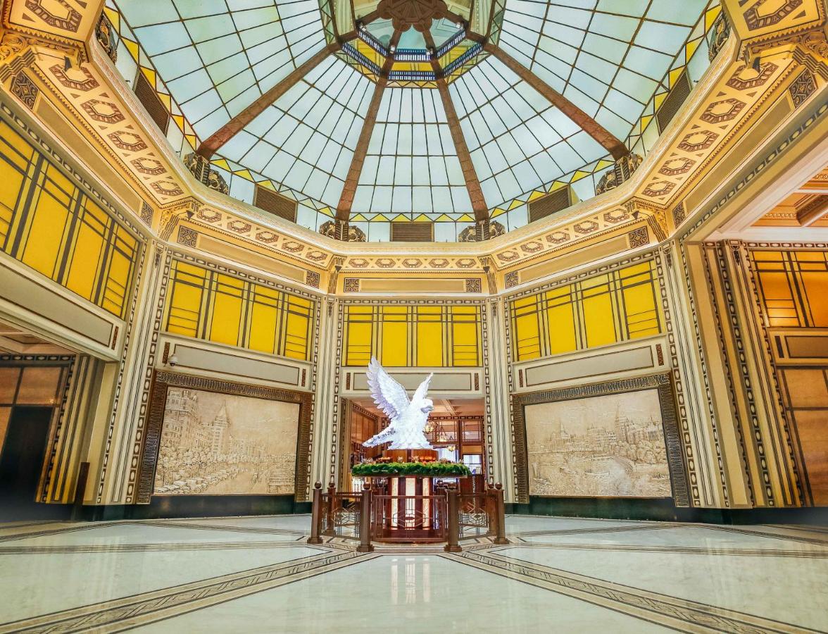 Thiếu gia sở hữu Fairmont Peace Hotel nổi tiếng xa hoa, bị đồn xuất hiện trong bộ dạng “ăn mày” là ai?- Ảnh 7. Thiếu gia sở hữu Fairmont Peace Hotel nổi tiếng xa hoa, bị đồn xuất hiện trong bộ dạng “ăn mày” là ai?- Ảnh 7.