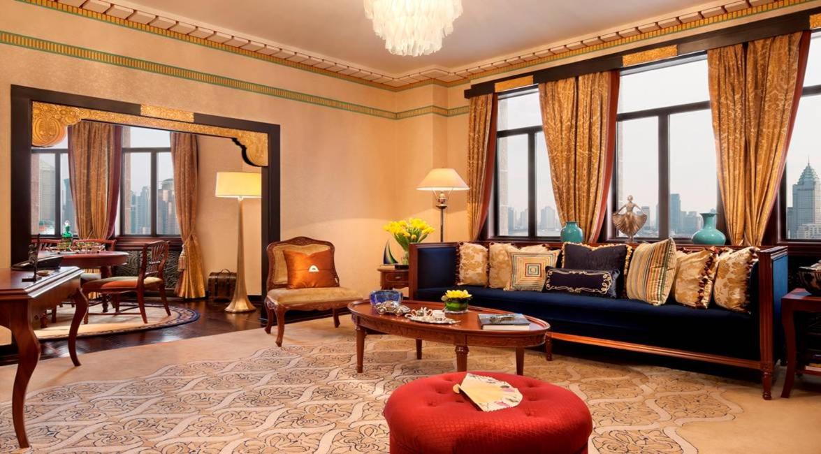 Thiếu gia sở hữu Fairmont Peace Hotel nổi tiếng xa hoa, bị đồn xuất hiện trong bộ dạng “ăn mày” là ai?- Ảnh 8. Thiếu gia sở hữu Fairmont Peace Hotel nổi tiếng xa hoa, bị đồn xuất hiện trong bộ dạng “ăn mày” là ai?- Ảnh 8.