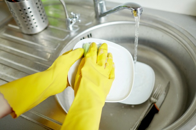 Rửa bát kiểu này thì xin lỗi, coi chừng vi khuẩn "cắm rễ" cả đời trong bếp nhà bạn!- Ảnh 1. Rửa bát kiểu này thì xin lỗi, coi chừng vi khuẩn "cắm rễ" cả đời trong bếp nhà bạn!- Ảnh 1.