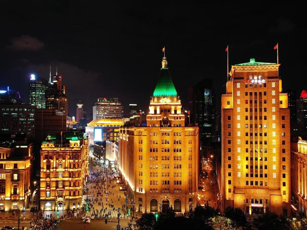 Thiếu gia sở hữu Fairmont Peace Hotel nổi tiếng xa hoa, bị đồn xuất hiện trong bộ dạng “ăn mày” là ai?- Ảnh 6. Thiếu gia sở hữu Fairmont Peace Hotel nổi tiếng xa hoa, bị đồn xuất hiện trong bộ dạng “ăn mày” là ai?- Ảnh 6.