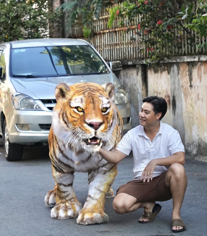 Cứ ngỡ sản phẩm của AI nhưng hình ảnh "em bé cưỡi hổ" trong xóm nhỏ TP.HCM là ảnh thật: Câu chuyện phía sau mới thú vị!- Ảnh 2. Cứ ngỡ sản phẩm của AI nhưng hình ảnh "em bé cưỡi hổ" trong xóm nhỏ TP.HCM là ảnh thật: Câu chuyện phía sau mới thú vị!- Ảnh 2.