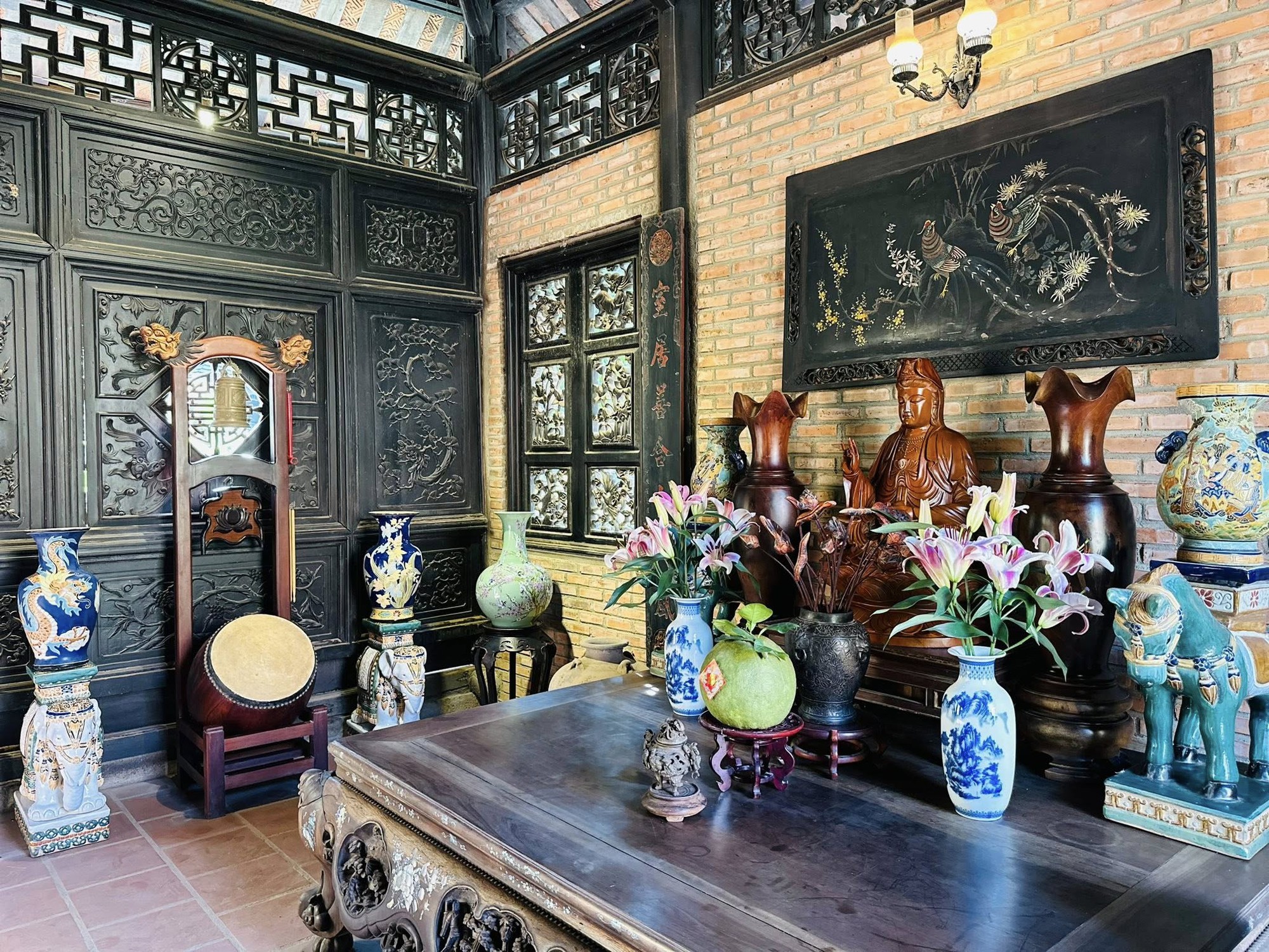 Cận cảnh biệt phủ 100 tỷ, toàn gỗ quý ở Đồng Nai: Nam nghệ sĩ sẵn sàng bán rẻ nếu tìm đúng người- Ảnh 7. Cận cảnh biệt phủ 100 tỷ, toàn gỗ quý ở Đồng Nai: Nam nghệ sĩ sẵn sàng bán rẻ nếu tìm đúng người- Ảnh 7.