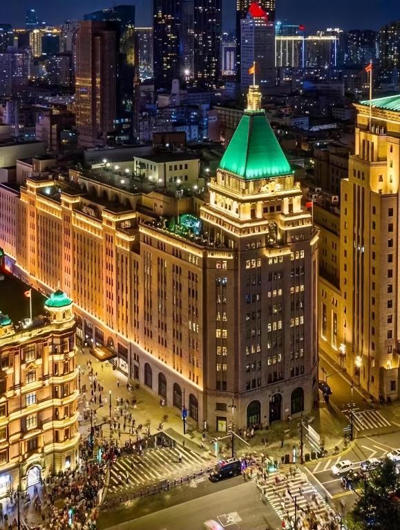 Thiếu gia sở hữu Fairmont Peace Hotel nổi tiếng xa hoa, bị đồn xuất hiện trong bộ dạng “ăn mày” là ai?- Ảnh 5. Thiếu gia sở hữu Fairmont Peace Hotel nổi tiếng xa hoa, bị đồn xuất hiện trong bộ dạng “ăn mày” là ai?- Ảnh 5.