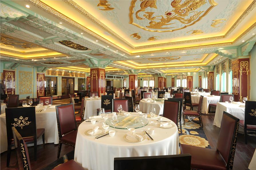 Thiếu gia sở hữu Fairmont Peace Hotel nổi tiếng xa hoa, bị đồn xuất hiện trong bộ dạng “ăn mày” là ai?- Ảnh 9. Thiếu gia sở hữu Fairmont Peace Hotel nổi tiếng xa hoa, bị đồn xuất hiện trong bộ dạng “ăn mày” là ai?- Ảnh 9.