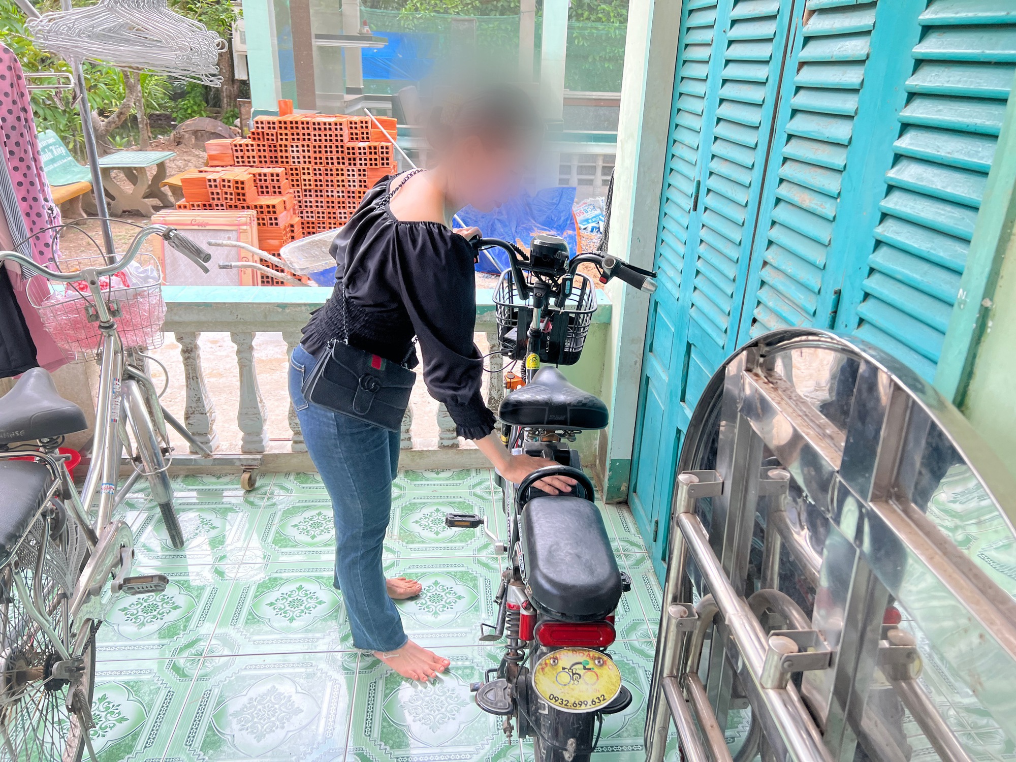Khởi tố vụ án liên quan vụ tai nạn giao thông làm bé gái 14 tuổi tử vong ở Vĩnh Long- Ảnh 2. Khởi tố vụ án liên quan vụ tai nạn giao thông làm bé gái 14 tuổi tử vong ở Vĩnh Long- Ảnh 2.