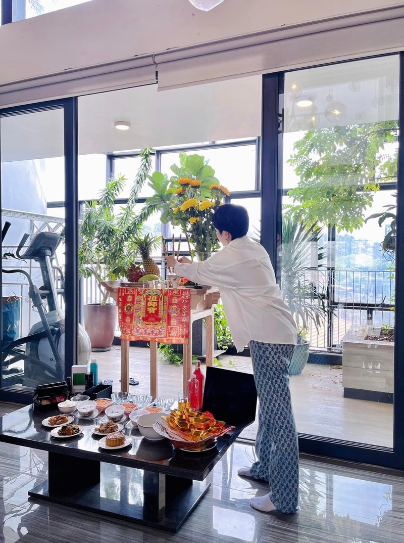 Cú lia camera 20 giây đủ để Gil Lê flex căn hộ sang chảnh, view 