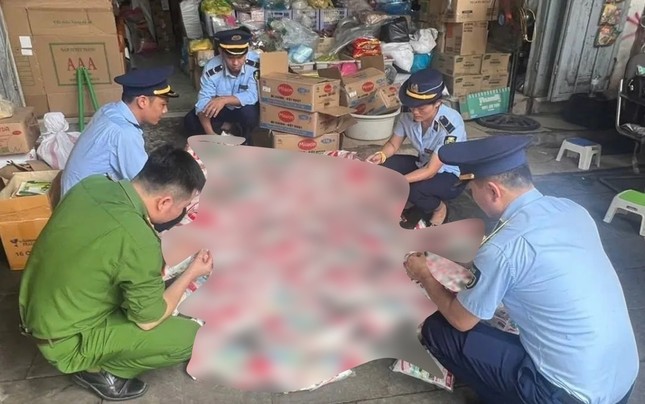 Nghệ An: Phát hiện hơn nửa tấn mì chính nghi giả thương hiệu lớn- Ảnh 1.