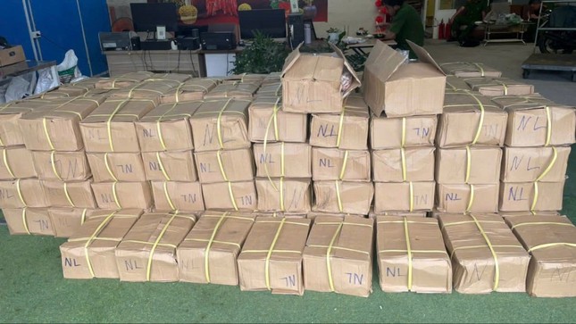 Thu giữ hơn 2,5 tấn thực phẩm đông lạnh không rõ nguồn gốc ở Đà Lạt- Ảnh 1. Thu giữ hơn 2,5 tấn thực phẩm đông lạnh không rõ nguồn gốc ở Đà Lạt- Ảnh 1.