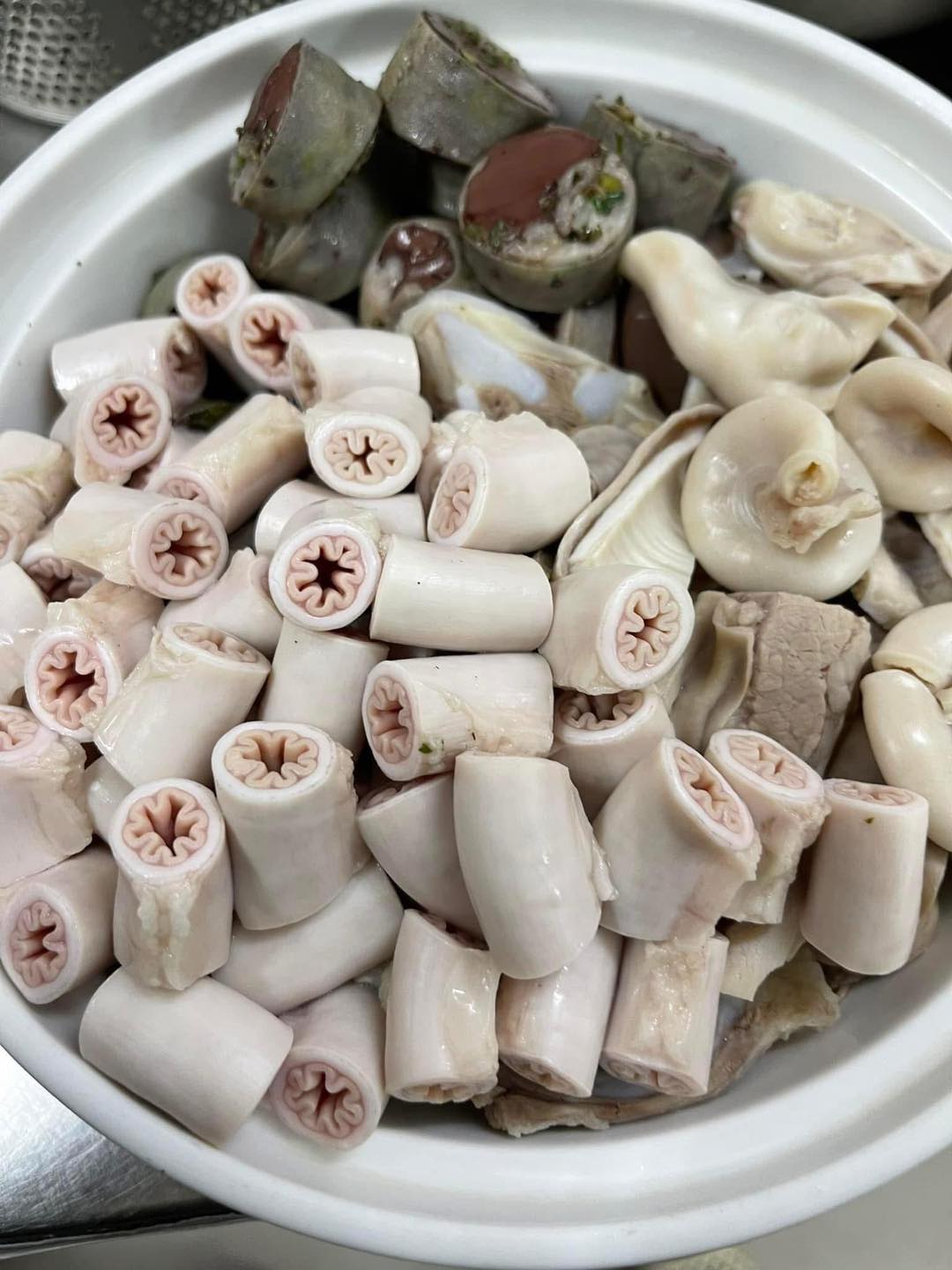 Cảnh tượng bất ngờ tại quán lòng se điếu nổi tiếng TP.HCM giữa lùm xùm, nhân viên thông báo "đã hết sạch đồ", không còn gì để bán- Ảnh 3. Cảnh tượng bất ngờ tại quán lòng se điếu nổi tiếng TP.HCM giữa lùm xùm, nhân viên thông báo "đã hết sạch đồ", không còn gì để bán- Ảnh 3.