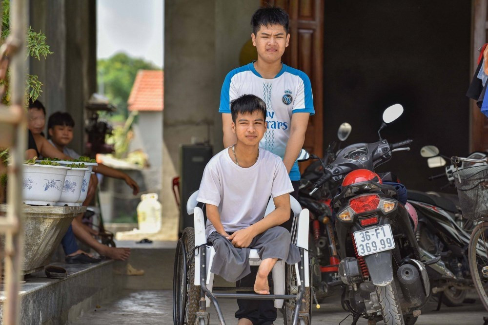 Nam sinh 10 năm được bạn cõng đi học tốt nghiệp ĐH Bách Khoa loại Giỏi: "Hiếu sẽ cùng bố mẹ mình có mặt ở lễ trao bằng"- Ảnh 8. Nam sinh 10 năm được bạn cõng đi học tốt nghiệp ĐH Bách Khoa loại Giỏi: "Hiếu sẽ cùng bố mẹ mình có mặt ở lễ trao bằng"- Ảnh 8.