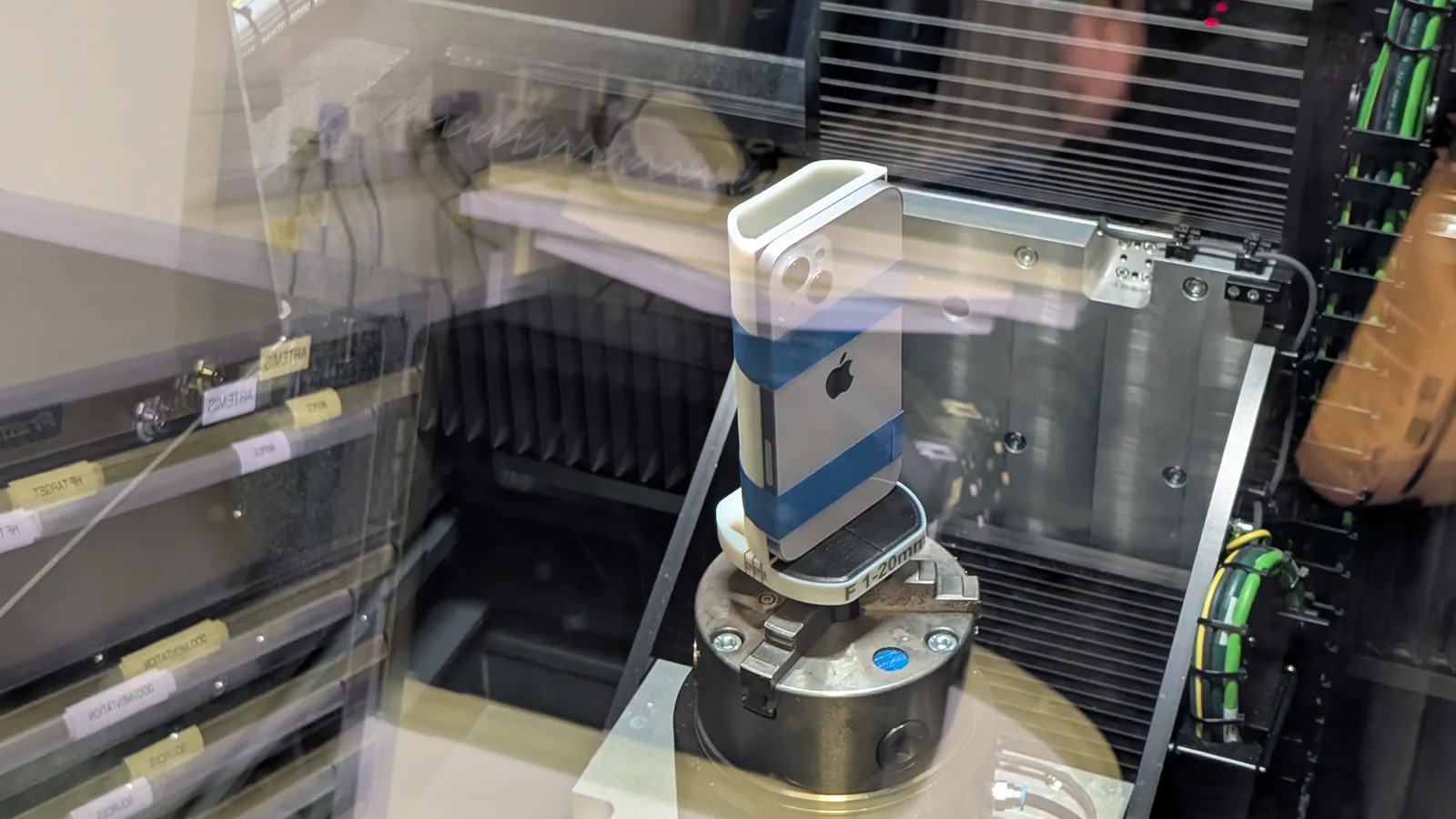 Bên trong "phòng tra tấn" iPhone bí mật của Apple tại Ireland- Ảnh 2. Bên trong "phòng tra tấn" iPhone bí mật của Apple tại Ireland- Ảnh 2.