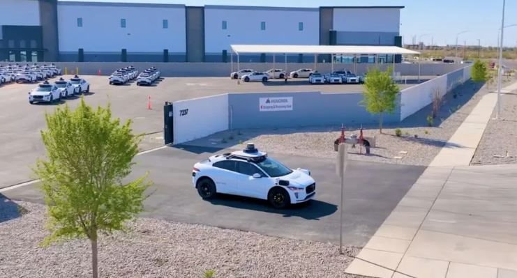 'Nhà máy robotaxi' khổng lồ của Alphabet: Dự cung cấp 250.000 chuyến/ngày, phục vụ hàng triệu khách/tuần, doanh thu hàng năm đạt 2 tỷ USD- Ảnh 1. 'Nhà máy robotaxi' khổng lồ của Alphabet: Dự cung cấp 250.000 chuyến/ngày, phục vụ hàng triệu khách/tuần, doanh thu hàng năm đạt 2 tỷ USD- Ảnh 1.