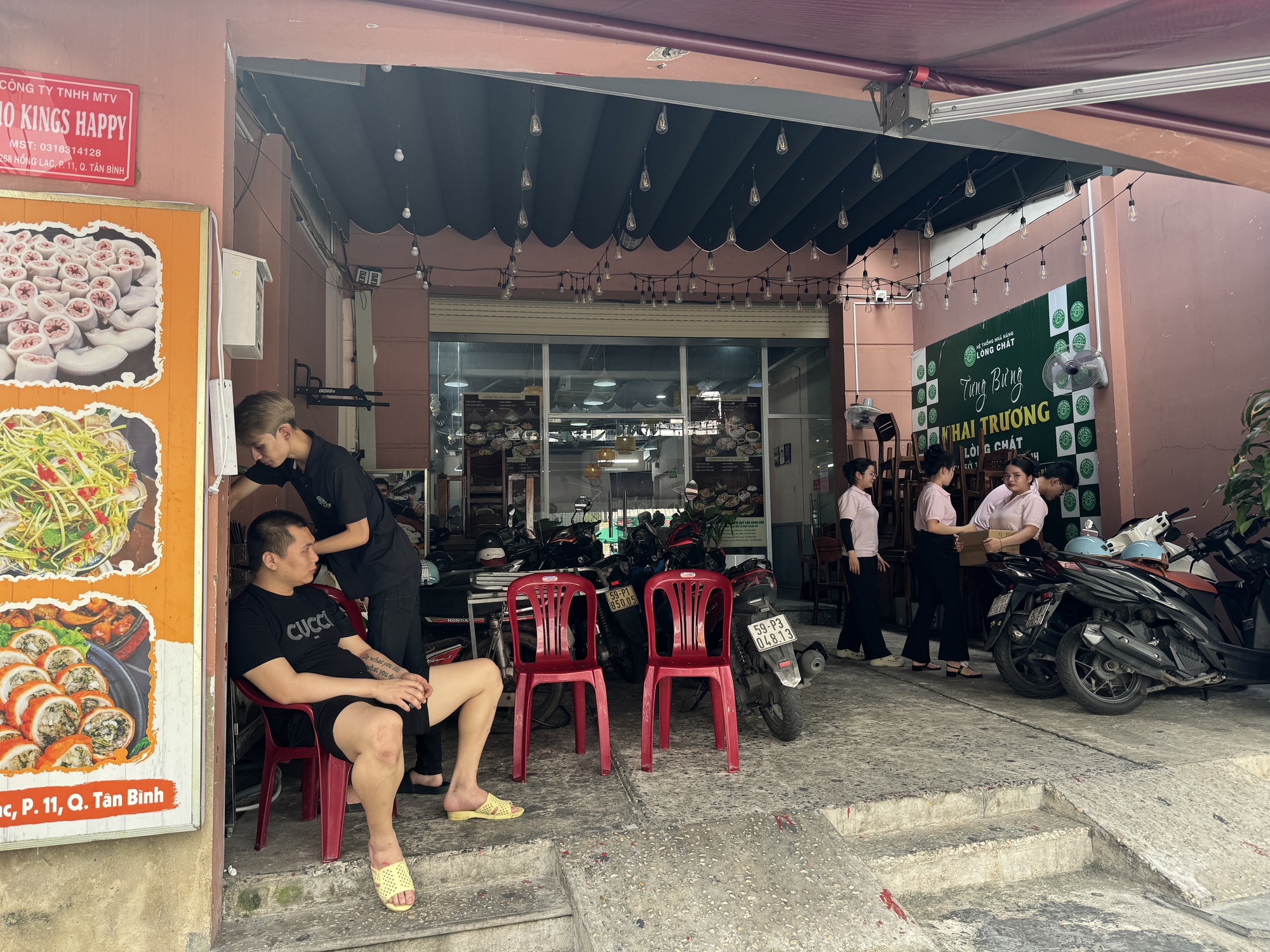 Cảnh tượng bất ngờ tại quán lòng se điếu nổi tiếng TP.HCM giữa lùm xùm, nhân viên thông báo "đã hết sạch đồ", không còn gì để bán- Ảnh 1. Cảnh tượng bất ngờ tại quán lòng se điếu nổi tiếng TP.HCM giữa lùm xùm, nhân viên thông báo "đã hết sạch đồ", không còn gì để bán- Ảnh 1.