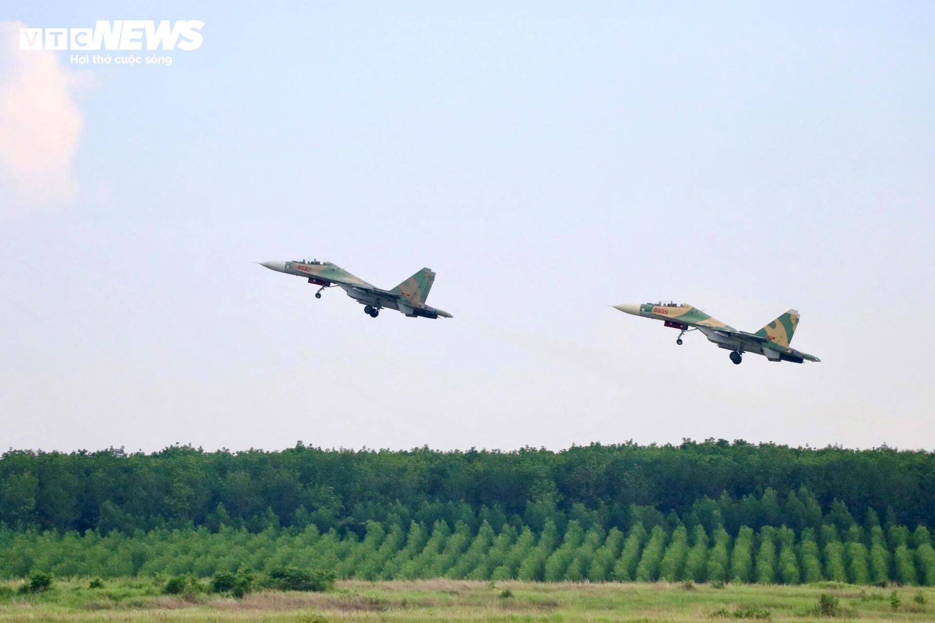 Su-30MK2, Yak-130 rời sân bay Biên Hòa sau nhiệm vụ đặc biệt ngày 30/4- Ảnh 8. Su-30MK2, Yak-130 rời sân bay Biên Hòa sau nhiệm vụ đặc biệt ngày 30/4- Ảnh 8.