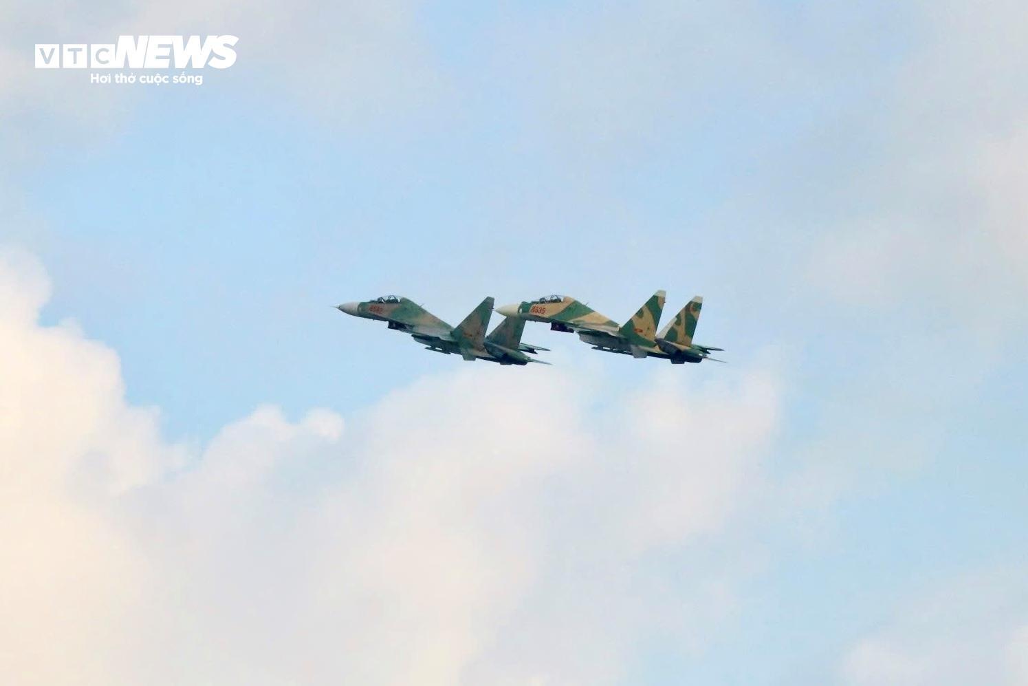Su-30MK2, Yak-130 rời sân bay Biên Hòa sau nhiệm vụ đặc biệt ngày 30/4- Ảnh 9. Su-30MK2, Yak-130 rời sân bay Biên Hòa sau nhiệm vụ đặc biệt ngày 30/4- Ảnh 9.