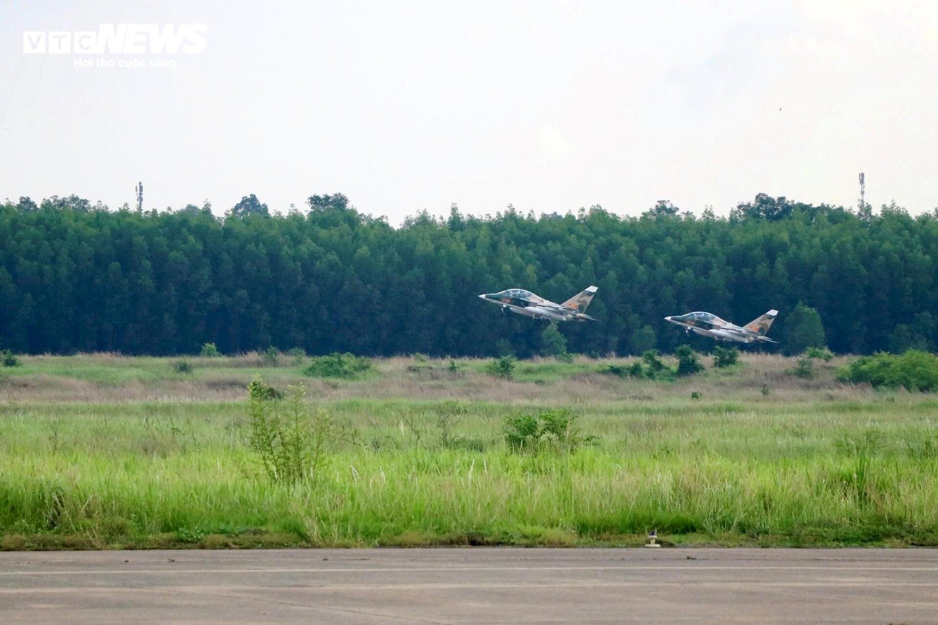 Su-30MK2, Yak-130 rời sân bay Biên Hòa sau nhiệm vụ đặc biệt ngày 30/4- Ảnh 10. Su-30MK2, Yak-130 rời sân bay Biên Hòa sau nhiệm vụ đặc biệt ngày 30/4- Ảnh 10.