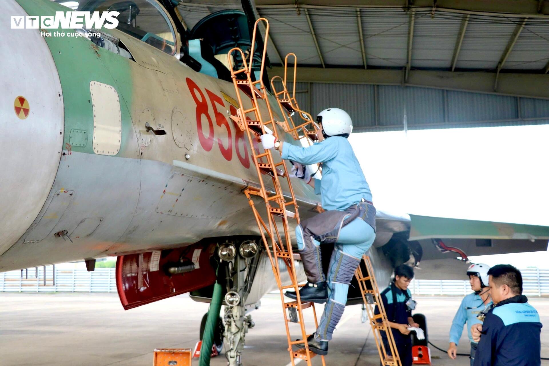 Su-30MK2, Yak-130 rời sân bay Biên Hòa sau nhiệm vụ đặc biệt ngày 30/4- Ảnh 4. Su-30MK2, Yak-130 rời sân bay Biên Hòa sau nhiệm vụ đặc biệt ngày 30/4- Ảnh 4.