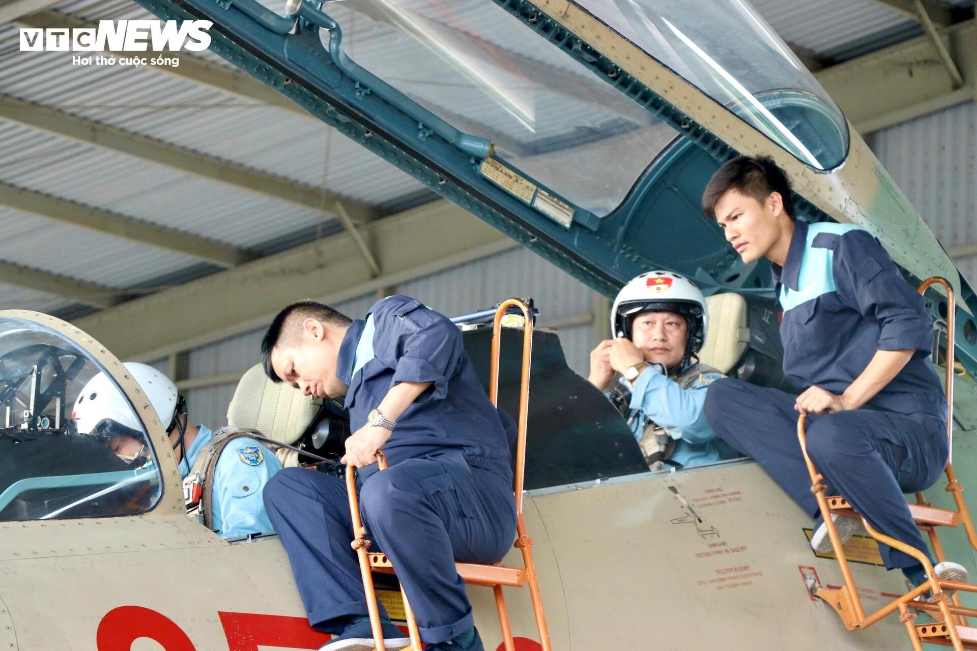 Su-30MK2, Yak-130 rời sân bay Biên Hòa sau nhiệm vụ đặc biệt ngày 30/4- Ảnh 5. Su-30MK2, Yak-130 rời sân bay Biên Hòa sau nhiệm vụ đặc biệt ngày 30/4- Ảnh 5.