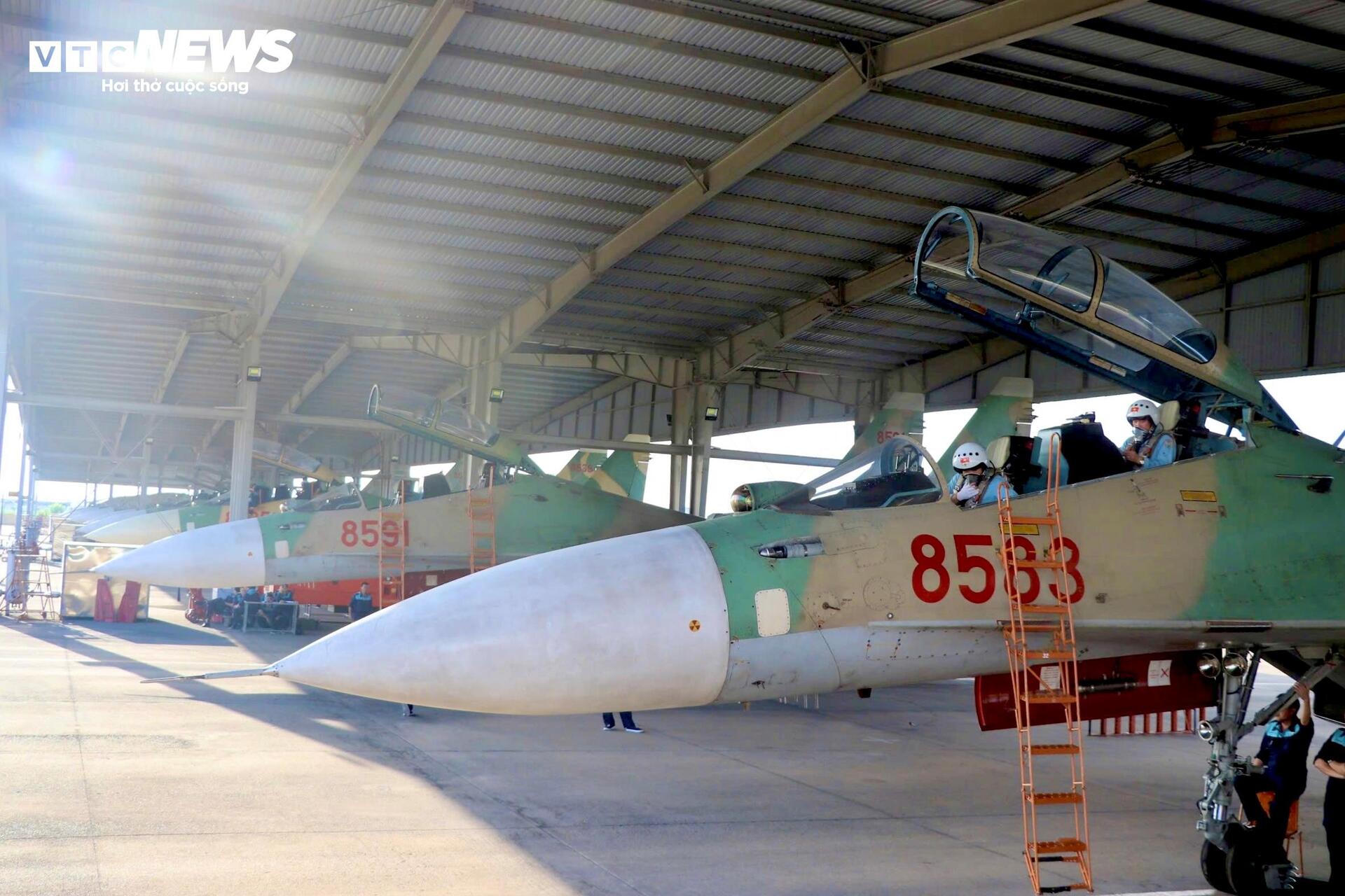 Su-30MK2, Yak-130 rời sân bay Biên Hòa sau nhiệm vụ đặc biệt ngày 30/4- Ảnh 1. Su-30MK2, Yak-130 rời sân bay Biên Hòa sau nhiệm vụ đặc biệt ngày 30/4- Ảnh 1.