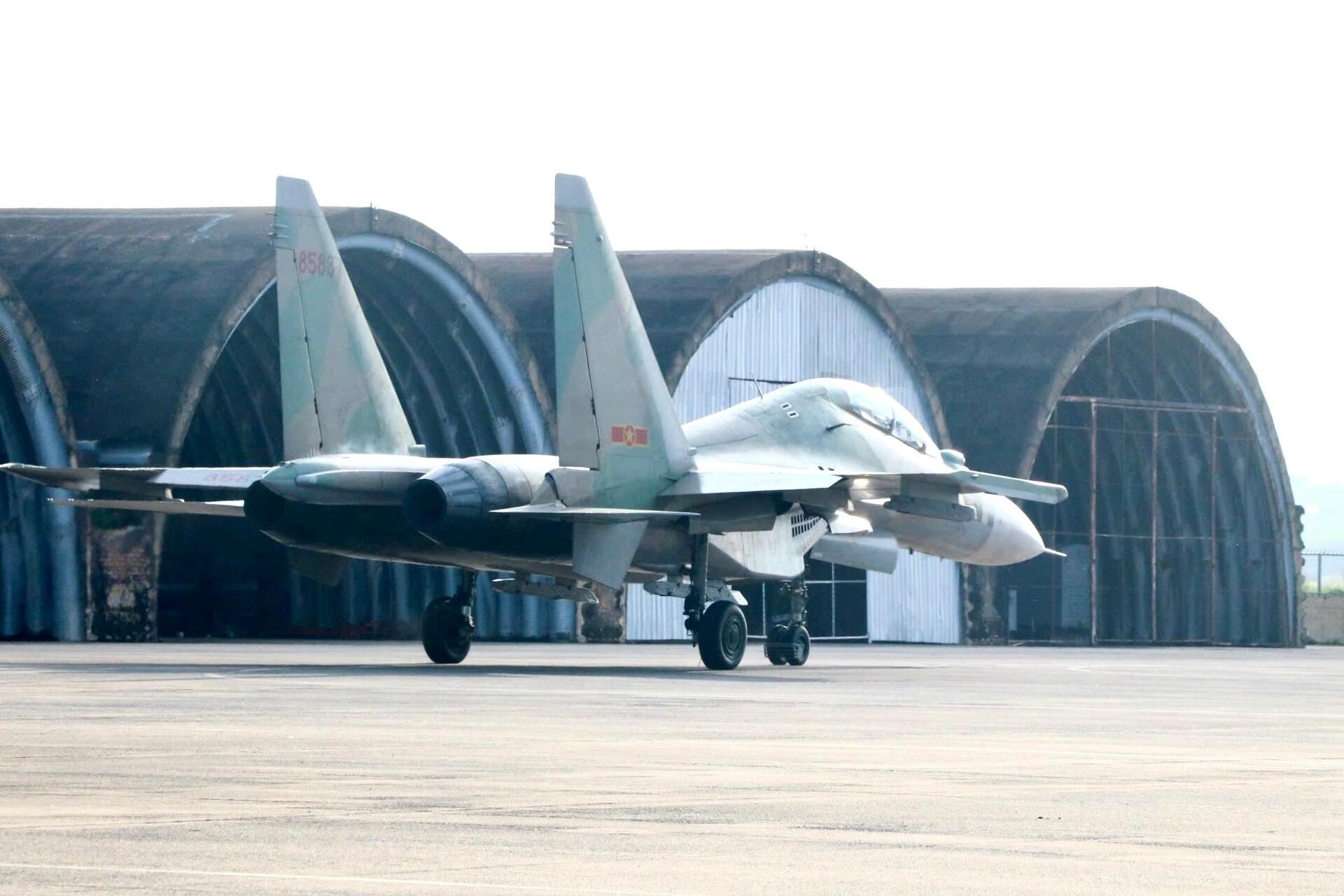 Su-30MK2, Yak-130 rời sân bay Biên Hòa sau nhiệm vụ đặc biệt ngày 30/4- Ảnh 7. Su-30MK2, Yak-130 rời sân bay Biên Hòa sau nhiệm vụ đặc biệt ngày 30/4- Ảnh 7.